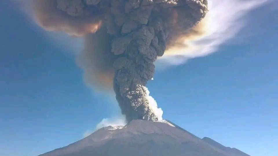 Messico, nuova eruzione del vulcano Popocatepetl, cancellati alcuni voli: la situazione e le immagini