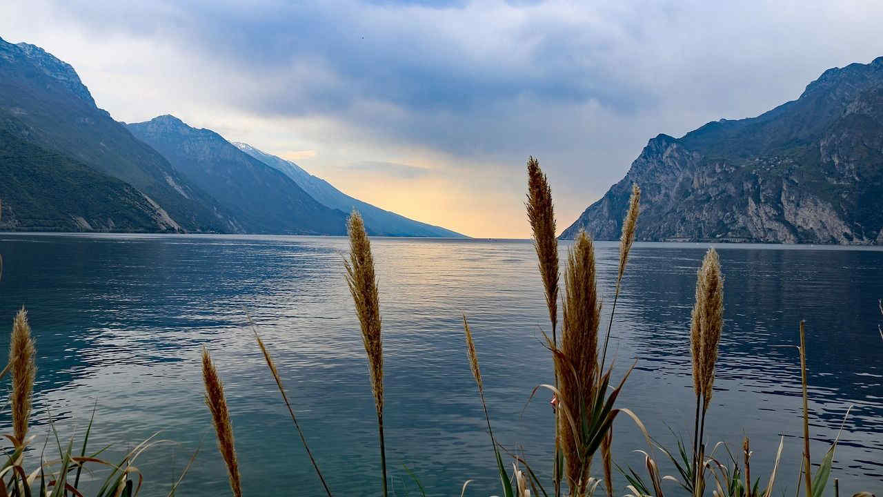 Il Lago di Garda supera la soglia di riempimento: livello acque mai così alto negli ultimi 27 anni