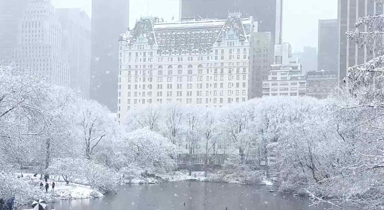 New York imbiancata dalla neve, centinaia di voli cancellati nei maggiori aeroporti - VIDEO