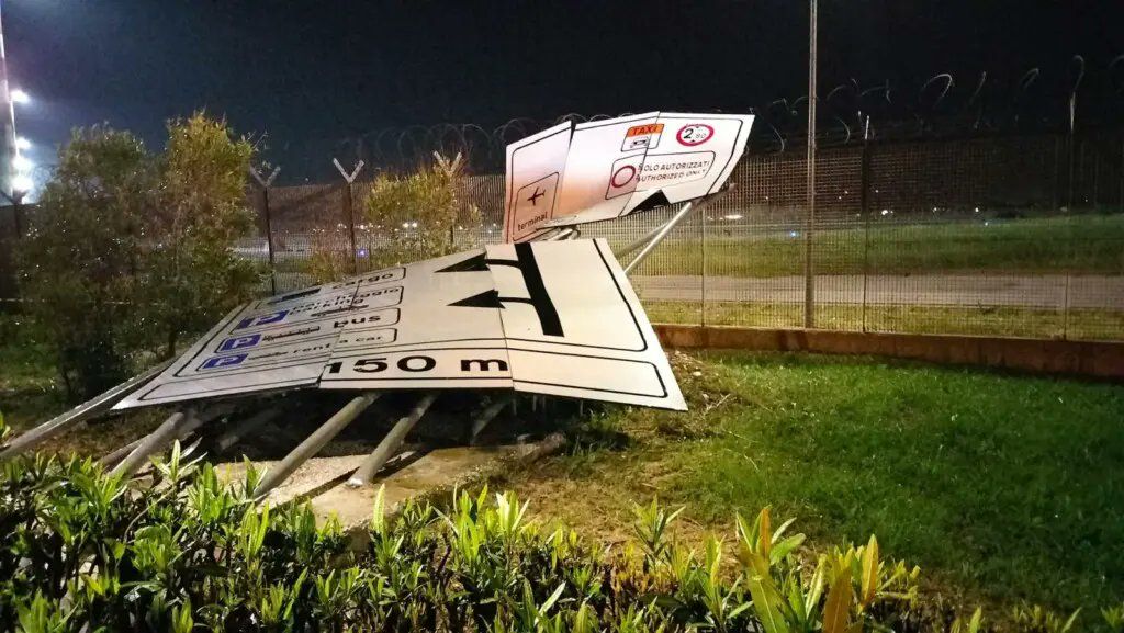 Raffiche di vento in Sicilia: punte di 150 km/h danneggiato l’aeroporto di Trapani Birgi - le immagini