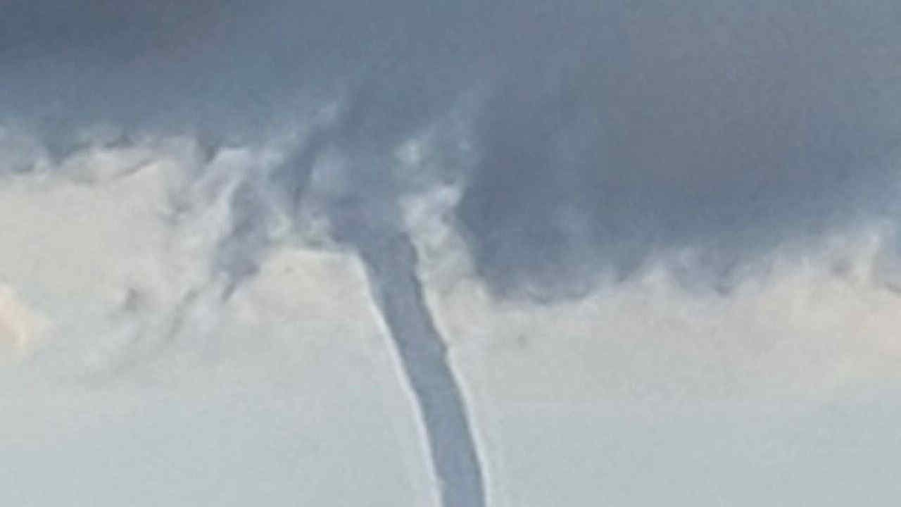 Maltempo nel Lazio: danni a Sabaudia a causa di un tornado che ha sollevato la copertura di alcune serre - Video