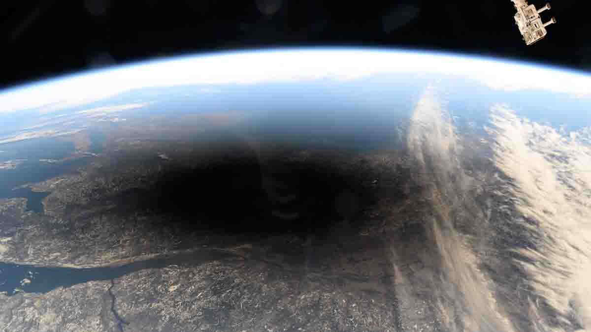 L’eclissi totale di Sole vista dallo spazio: il video degli astronauti dell’ISS è mozzafiato. In Texas nozze durante l'evento