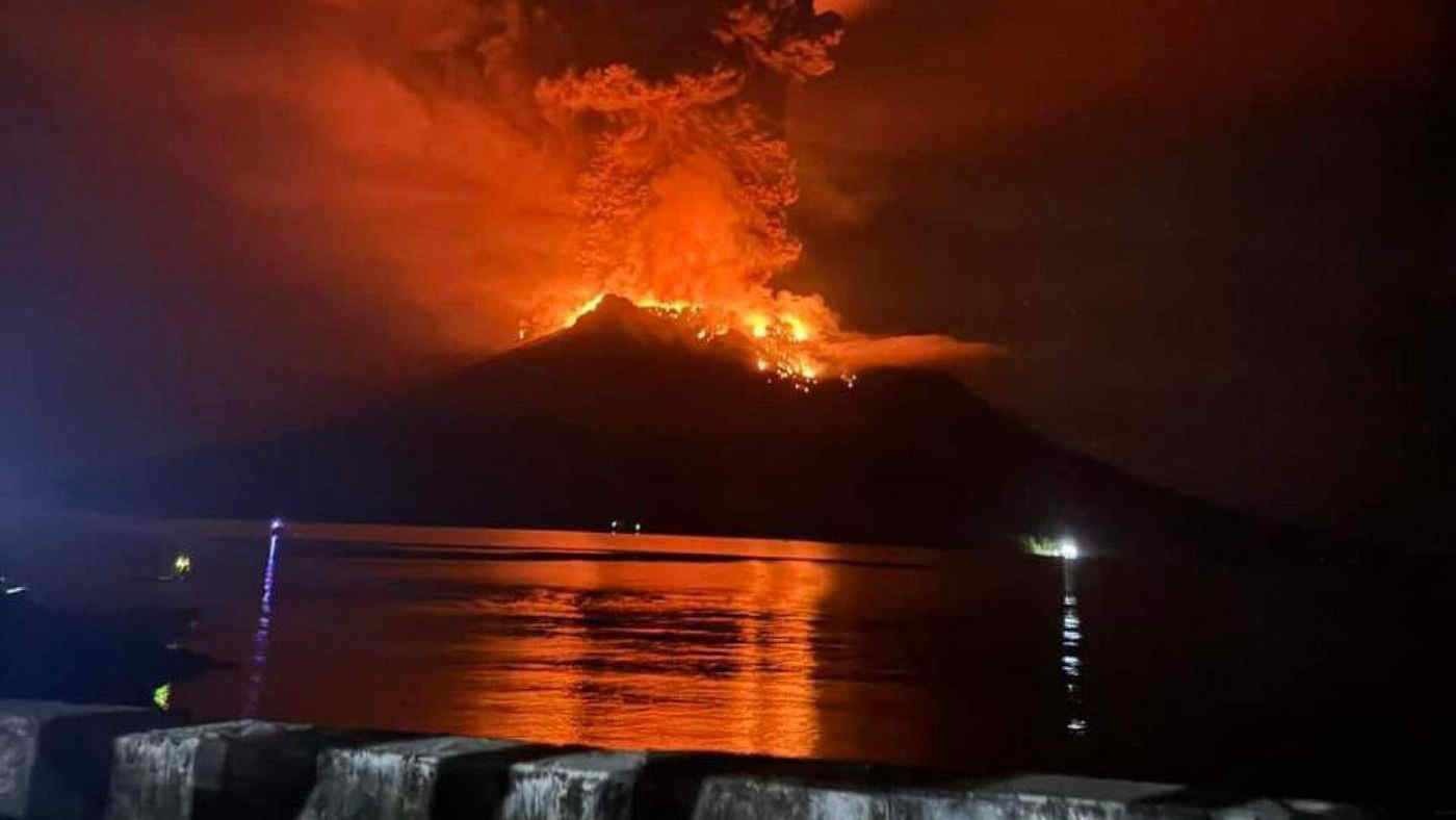 Eruzione vulcano Ruang in Indonesia: colonne di fumo alte 3 chilometri - Video