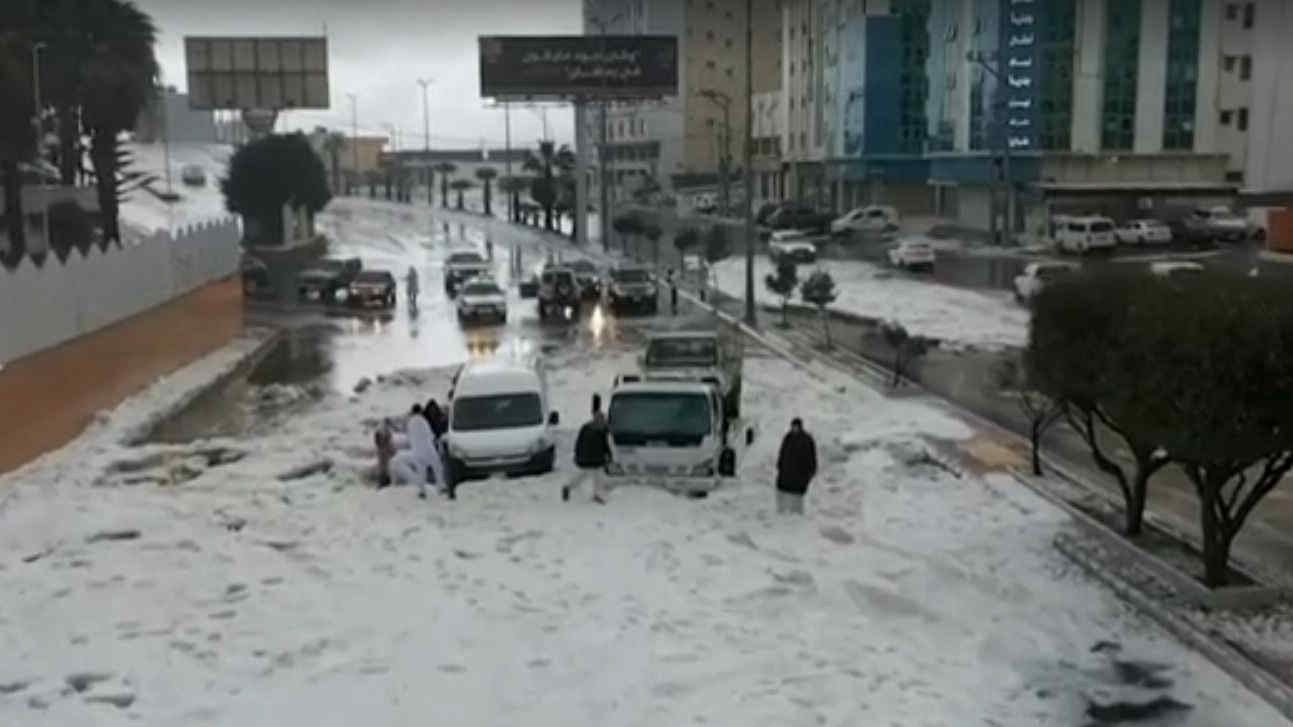 Maltempo in Arabia Saudita: pioggia e grandine, tanti allagamenti. Le immagini