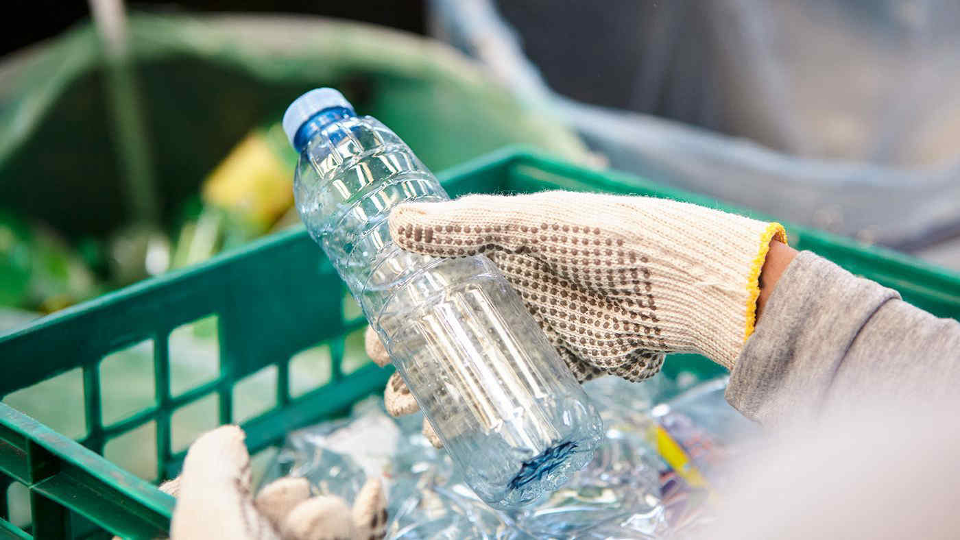 Non tutta la plastica è riciclabile: una guida per riconoscere quale si può buttare