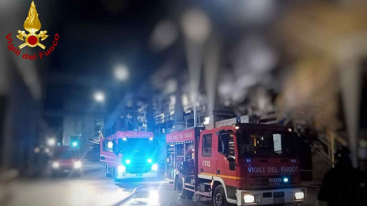 Maltempo a Milano, i vigili del fuoco impegnati dal forte vento