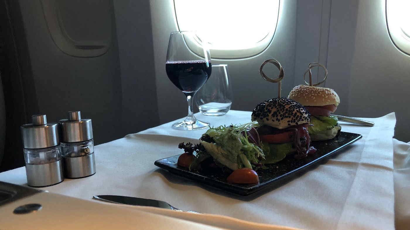 Pasti in aereo, la top ten delle compagnie dove si mangia meglio