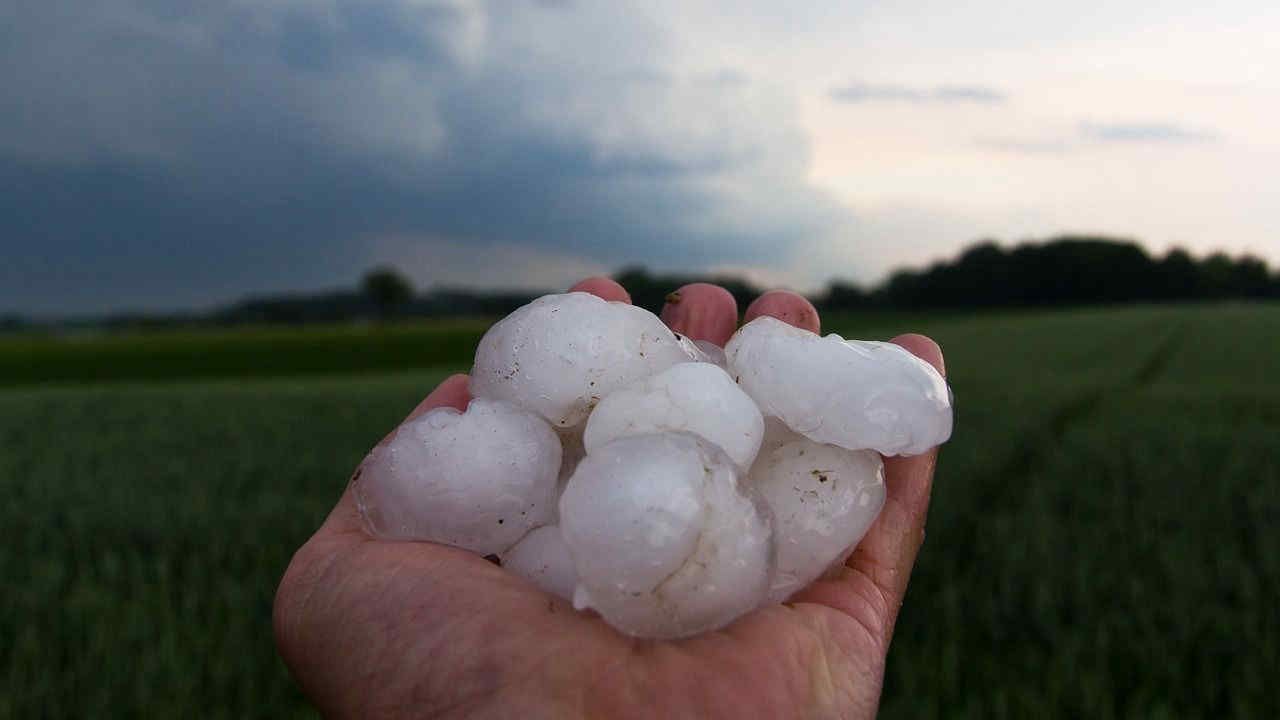 Maltempo Piemonte: accumuli di grandine da record, le immagini da Santena