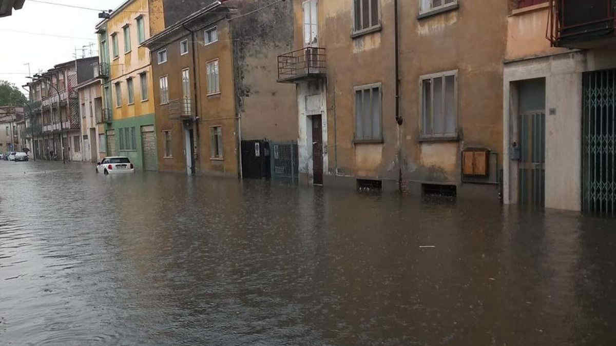 Maltempo Lombardia, alluvione a Ostiglia: strade come fiumi