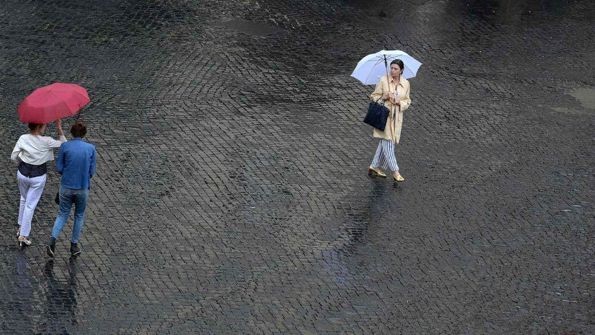 Meteo, weekend del 2 giugno a rischio pioggia? Ecco la tendenza