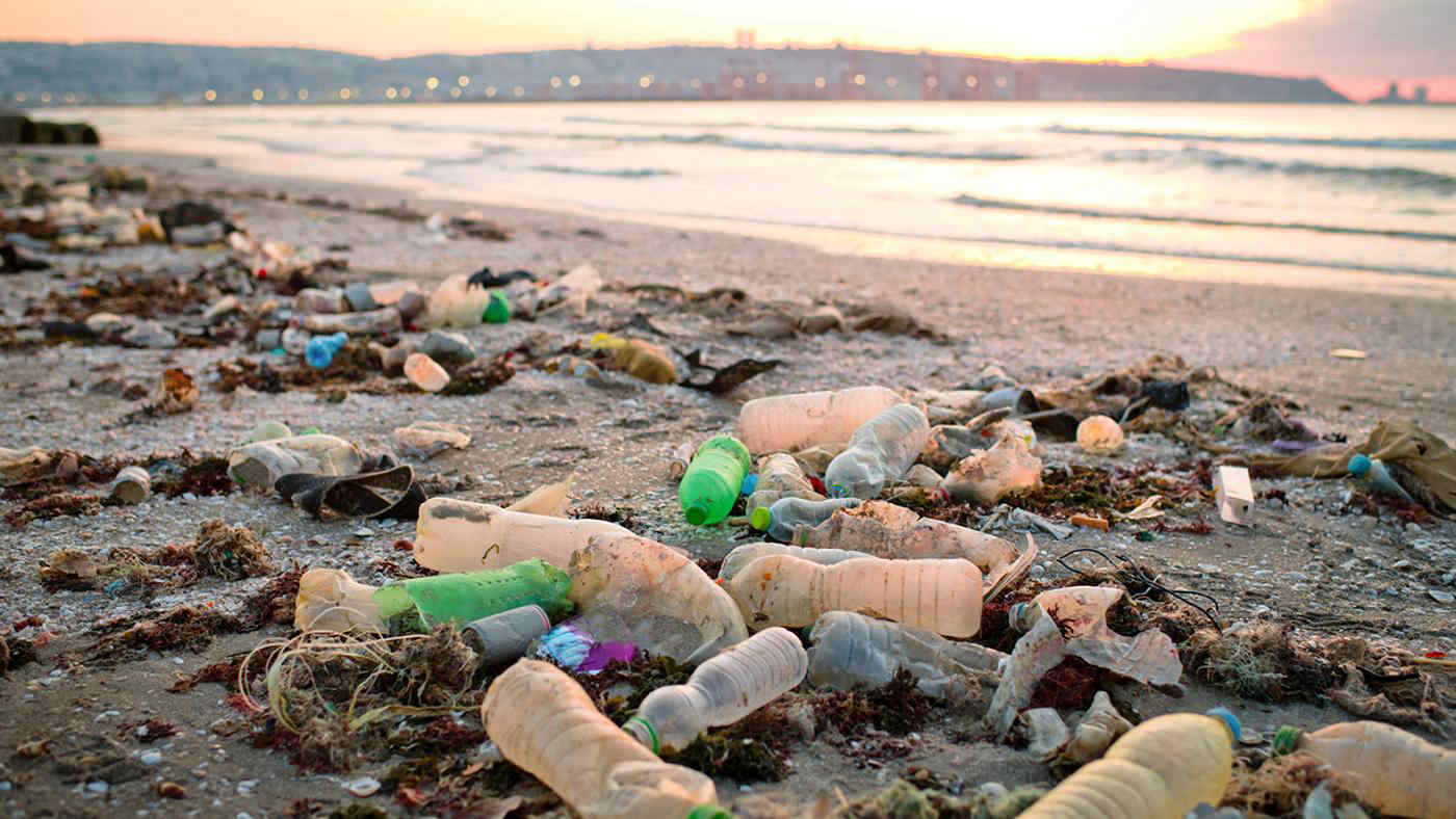 Arriva la plastica che si biodegrada da sola (grazie ai batteri)