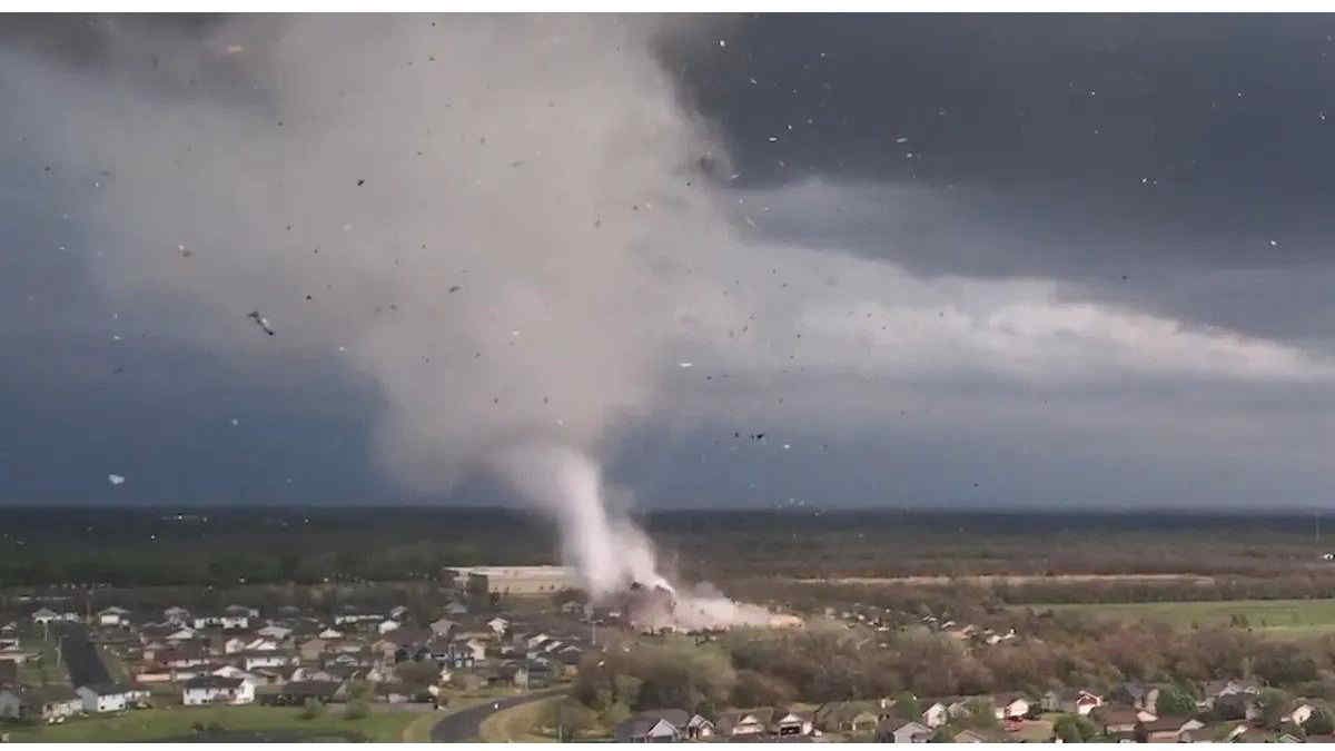 Maltempo al Nord, le ultime news: tra grandine e tornado - Video