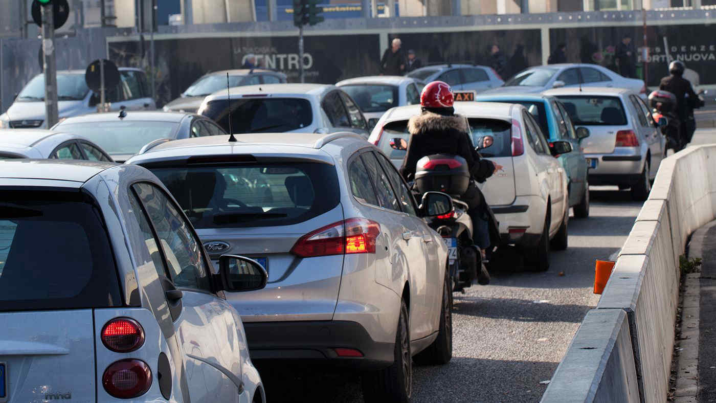 Milano è la quarta città con più traffico al mondo, 30 all’ora già rispettati (in coda)