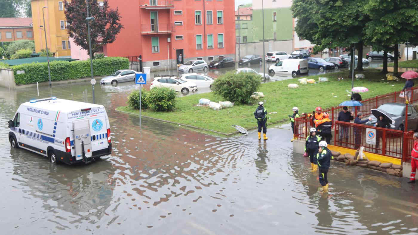 Maltempo a Milano: esonda il Lambro, in salvo due bimbi con la mamma. Allagamenti e traffico in tilt