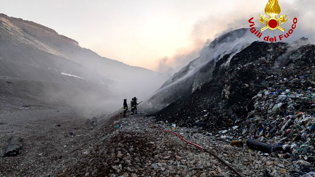 Incendio a Palermo: il vento alimenta le fiamme nella discarica di Bellolampo