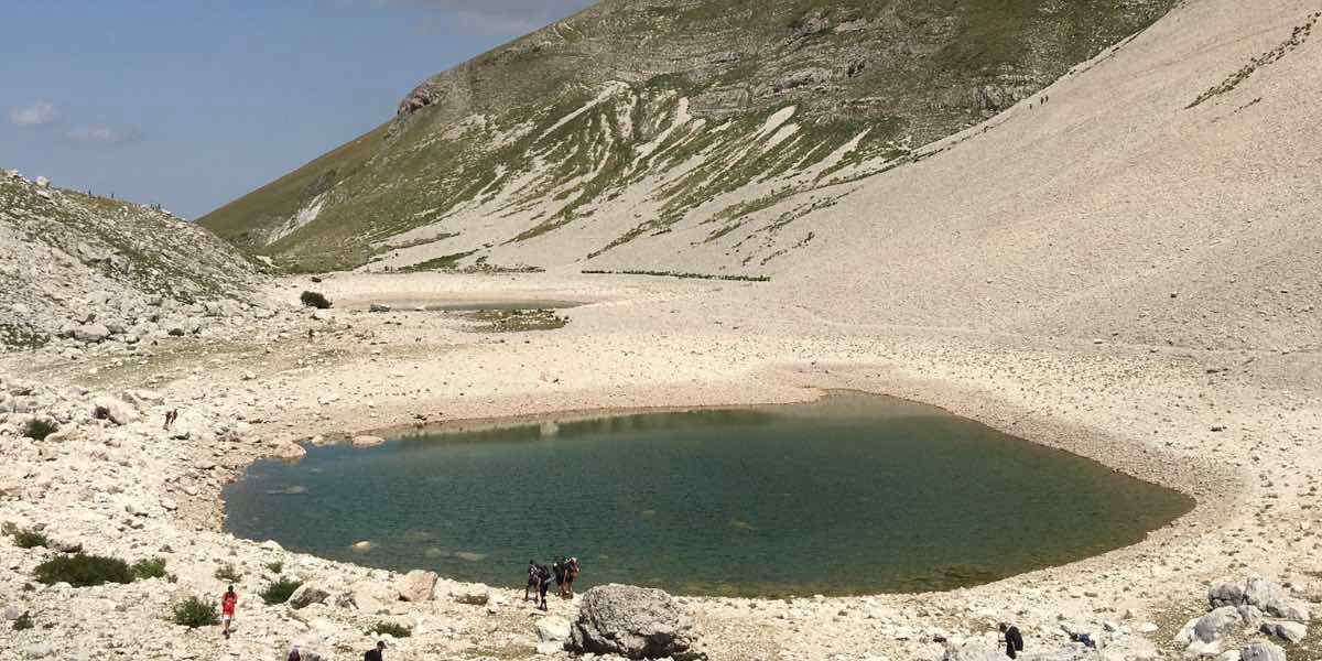 Lago di Pilato: sui Monti Sibillini c’è uno specchio d’acqua naturale protagonista di paurose leggende