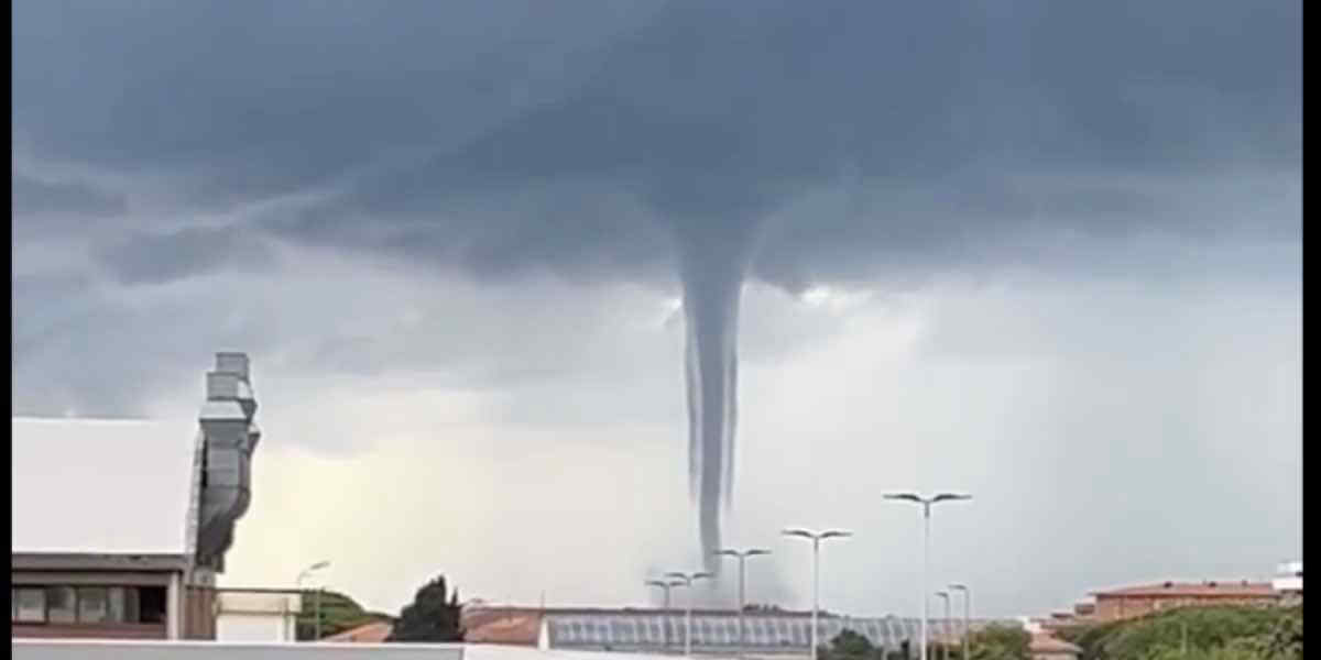 Meteo, tromba marina al largo di Livorno: il video