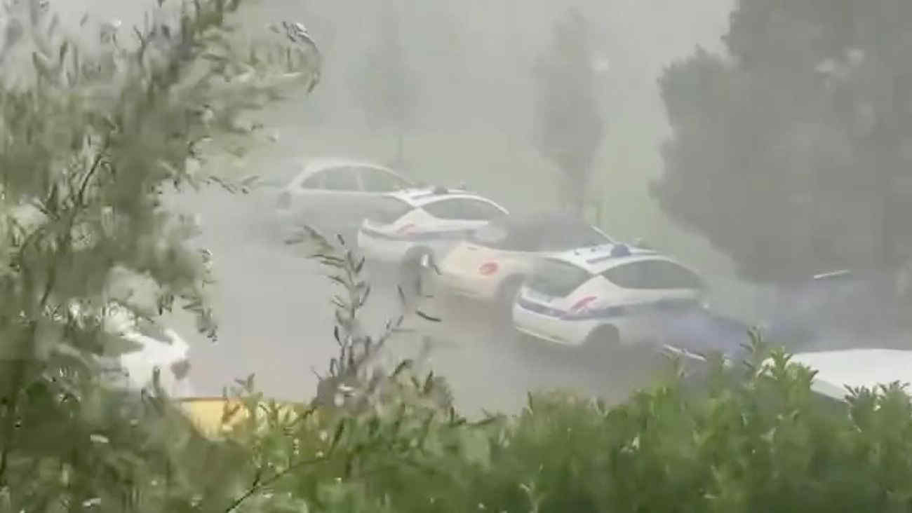 Meteo, maltempo a Rimini: violento temporale con raffiche di vento a oltre 100 km/h. Video