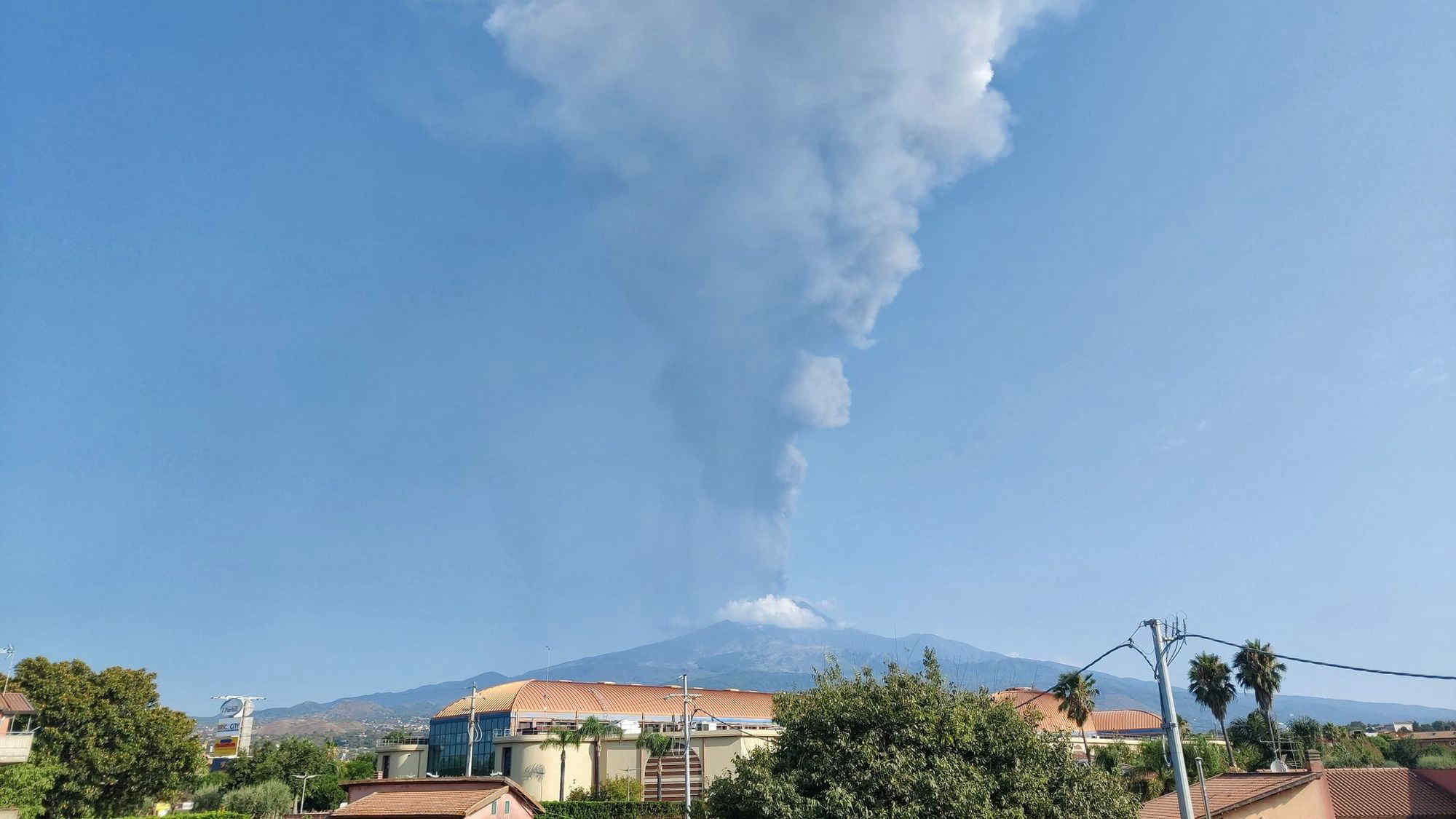 Etna è in eruzione, tra cenere e boati: chiuso l’aeroporto di Catania - Video