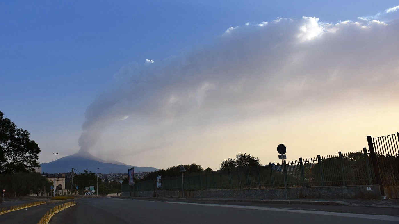 Etna, il vulcanologo: “Il cratere Voragine si è alzato di 15 metri”