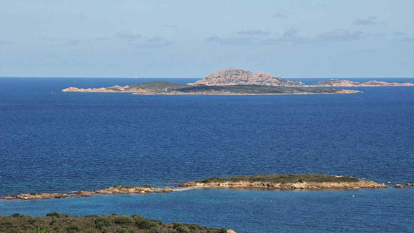 Sardegna: tavoli e ombrelloni su isola protetta