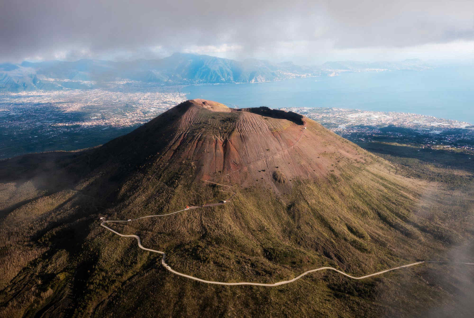 Il Vesuvio in fiamme: un nuovo rogo minaccia il cuore del Parco Nazionale