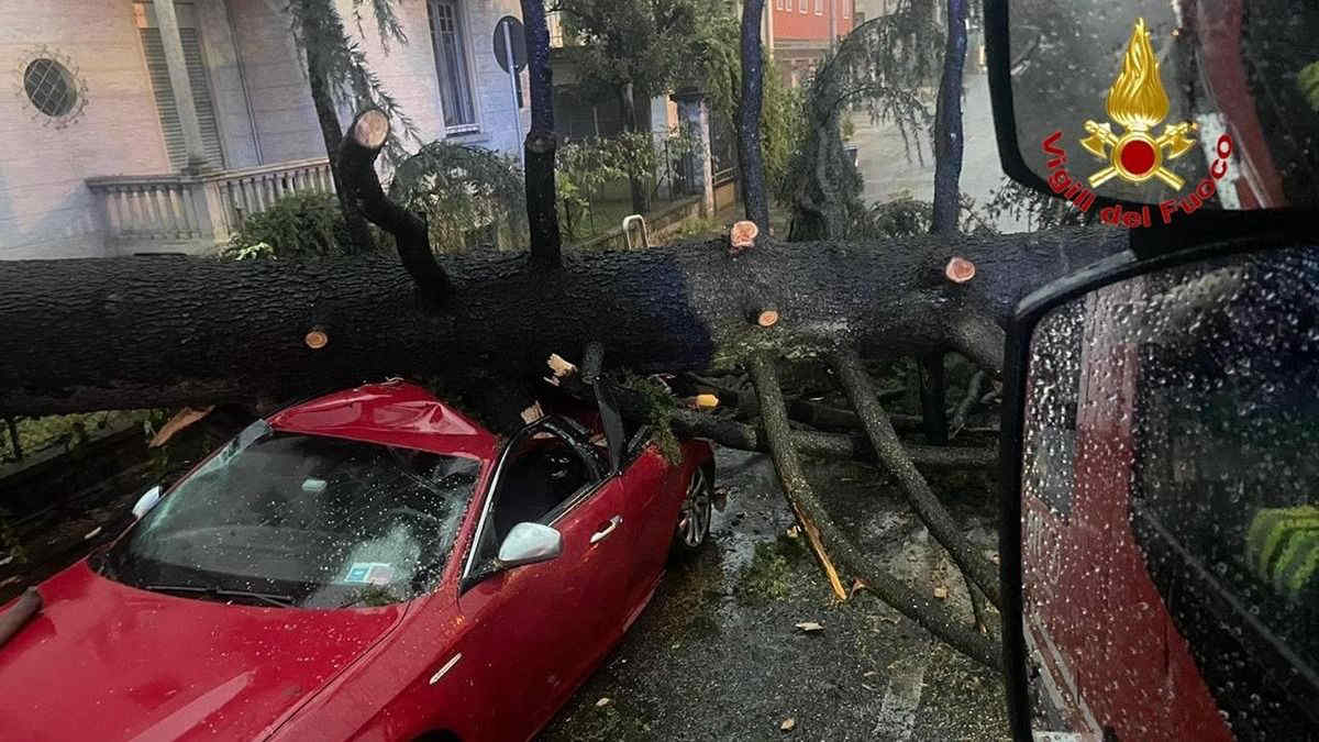 Maltempo a Milano: pioggia, allagamenti e disagi. La situazione - Video