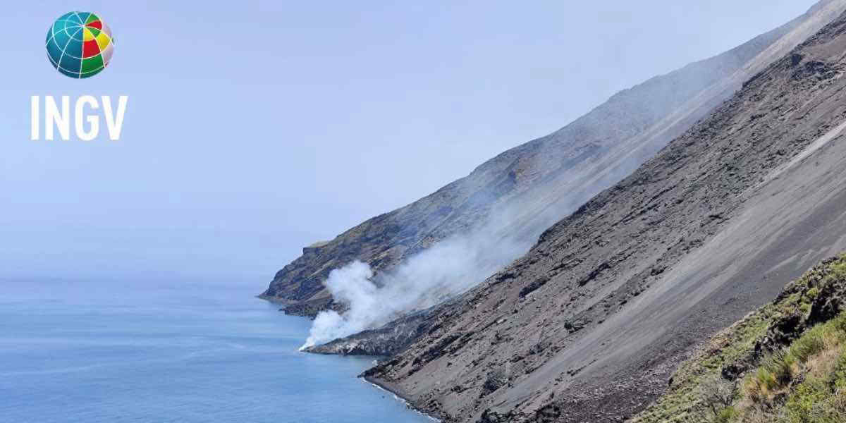 Stromboli, la colata lavica lungo la Sciara del Fuoco: immagini riprese col drone