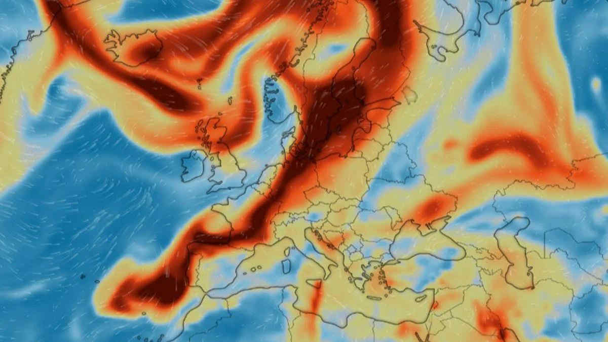 Una nube di anidride solforosa sta attraversando l'Europa: cos'è e quali sono i rischi per l'Italia?