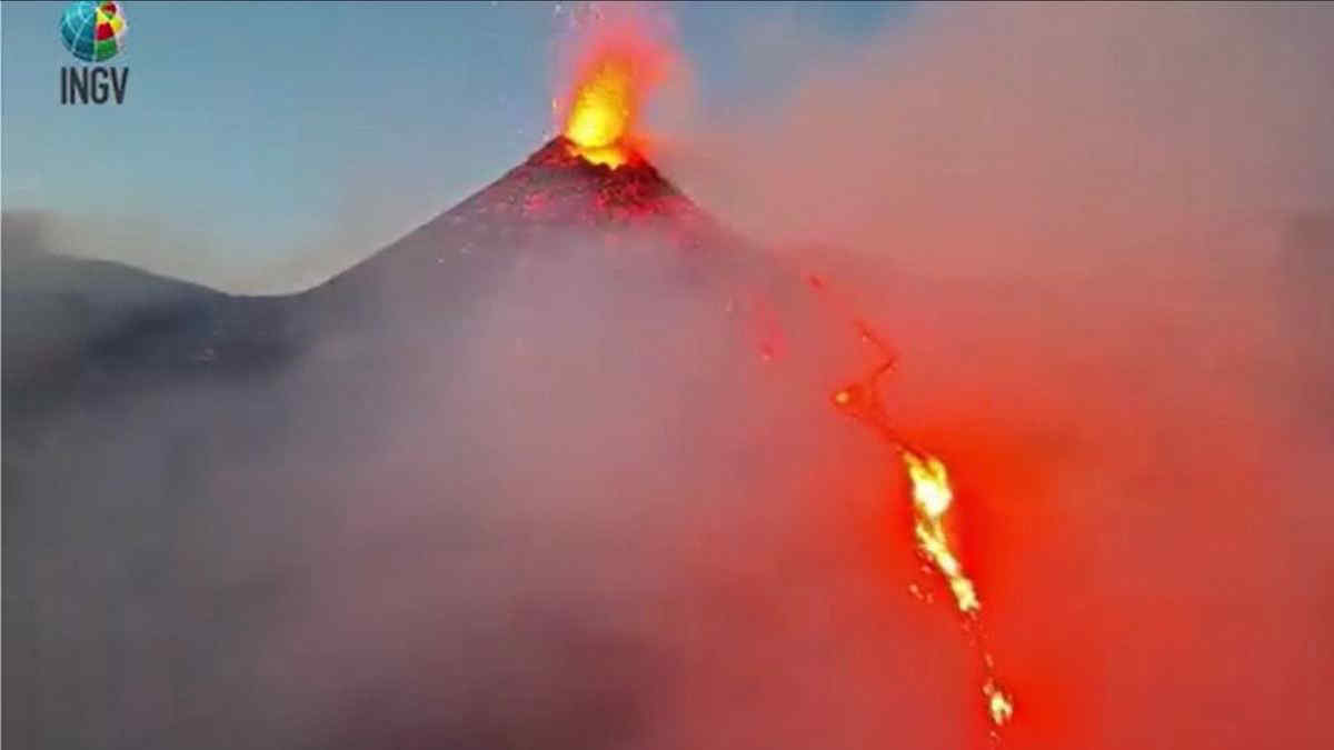 Stromboli, lava sulla Sciara del Fuoco: le ultime news e le immagini