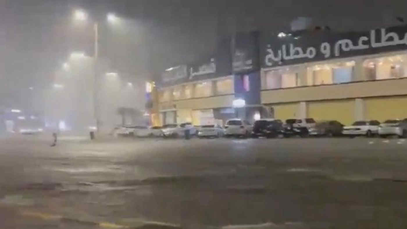 Meteo, tempesta di fulmini in Arabia Saudita: diluvi e forti venti a La Mecca