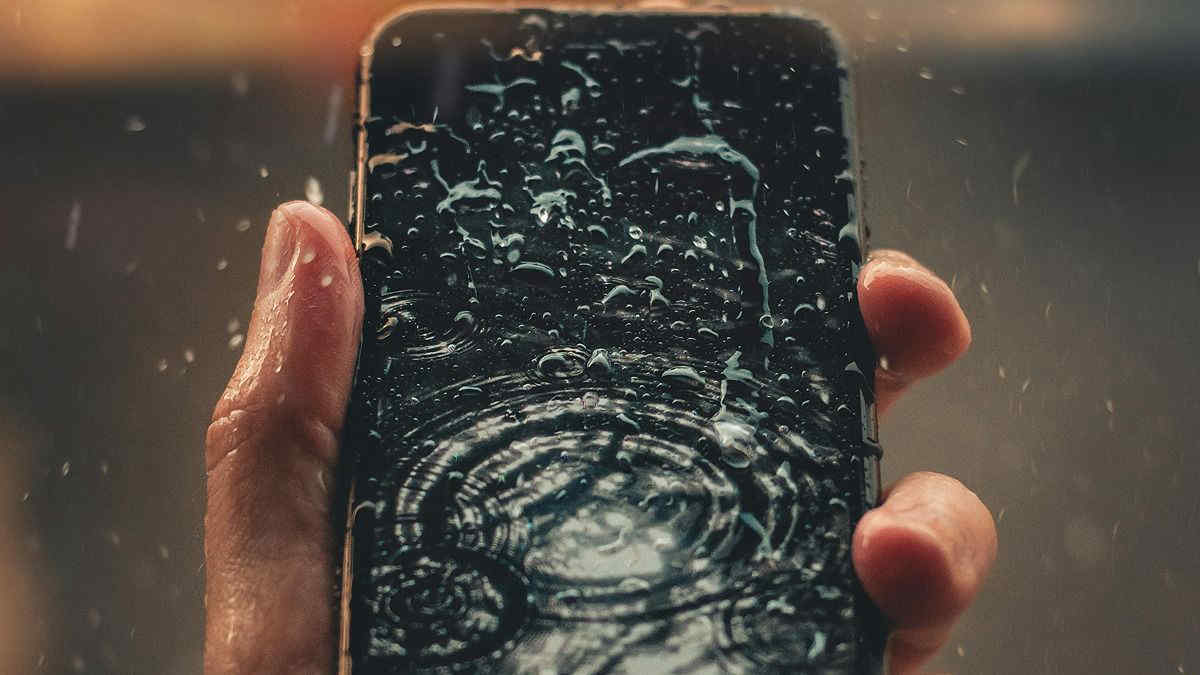 Cosa fare se cade il telefonino in acqua?