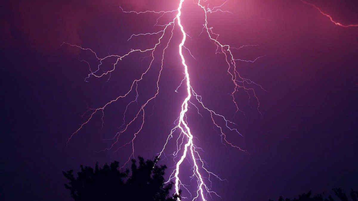 Maltempo Abruzzo: fulmine danneggia chiesa in provincia di Teramo, un fiume d'acqua sommerge le auto a Pescara