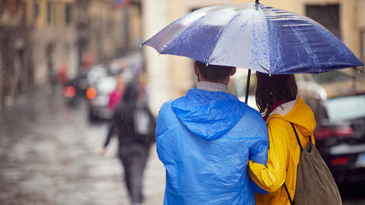 Meteo, stop all’estate e caldo anomalo: arriva l’autunno e anche la prima neve