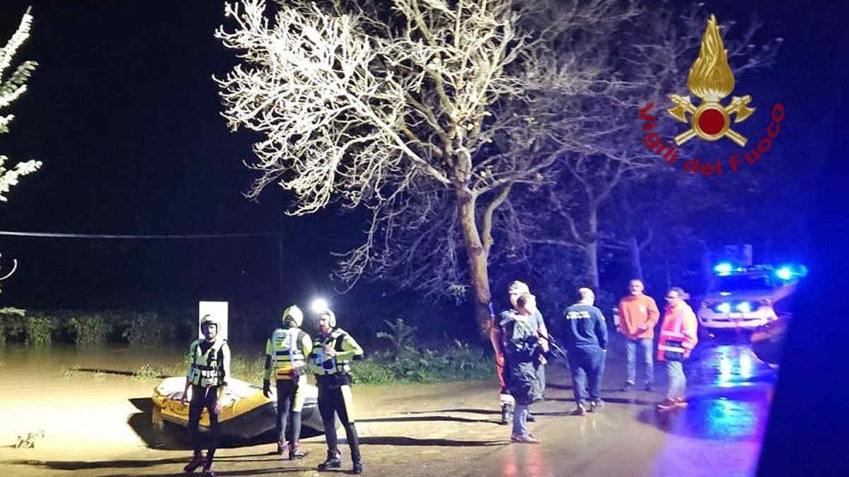 Meteo, maltempo in Toscana: dispersi bimbo di 5 mesi e la nonna, ricerche in corso