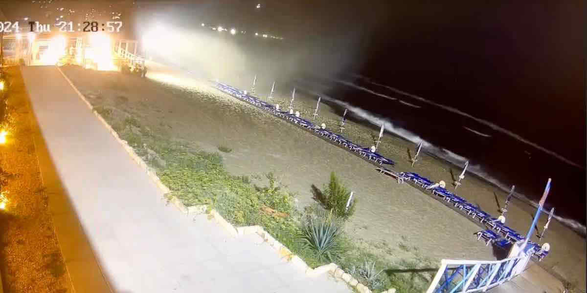 Palinuro, tromba d'aria marina in spiaggia travolge lettini ed ombrelloni. Il video