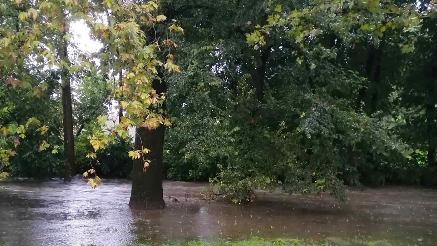 Maltempo, temporale e disagi a Milano: esondato il Lambro, attivata la vasca per contenere il Seveso