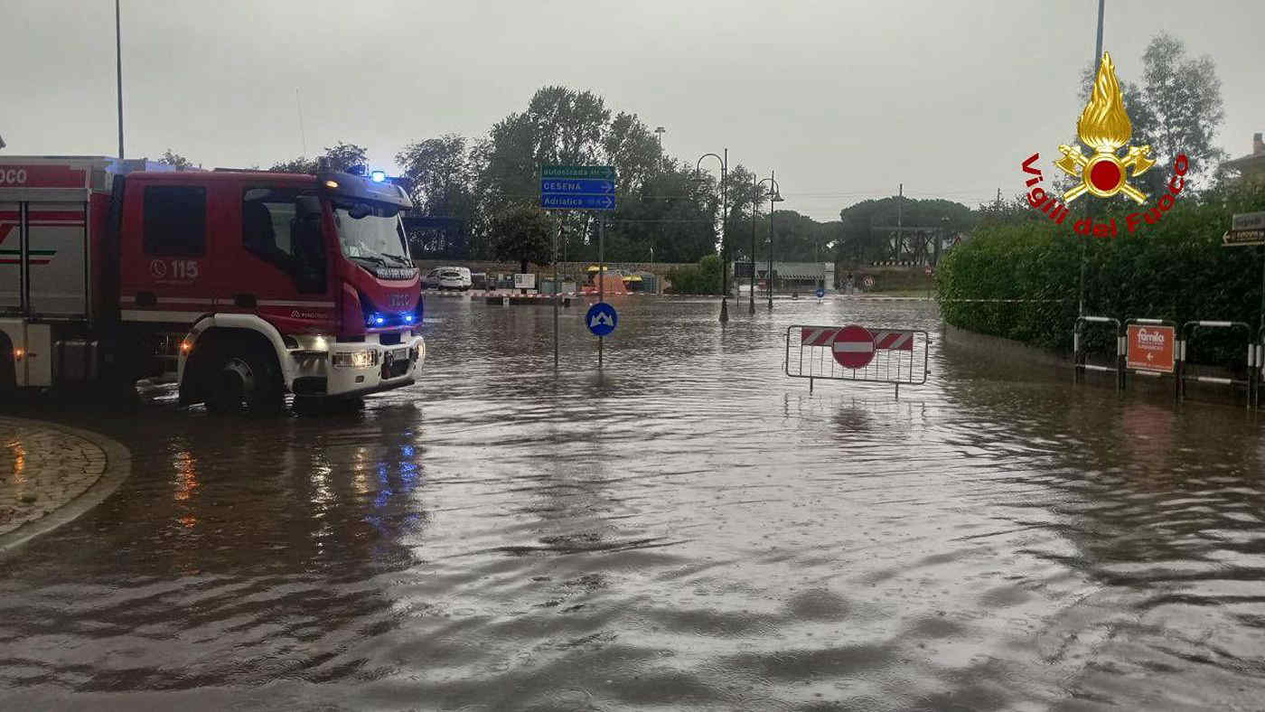 Maltempo, Emilia Romagna: evacuazioni e paura per i fiumi. Danni e disagi in tutta Italia