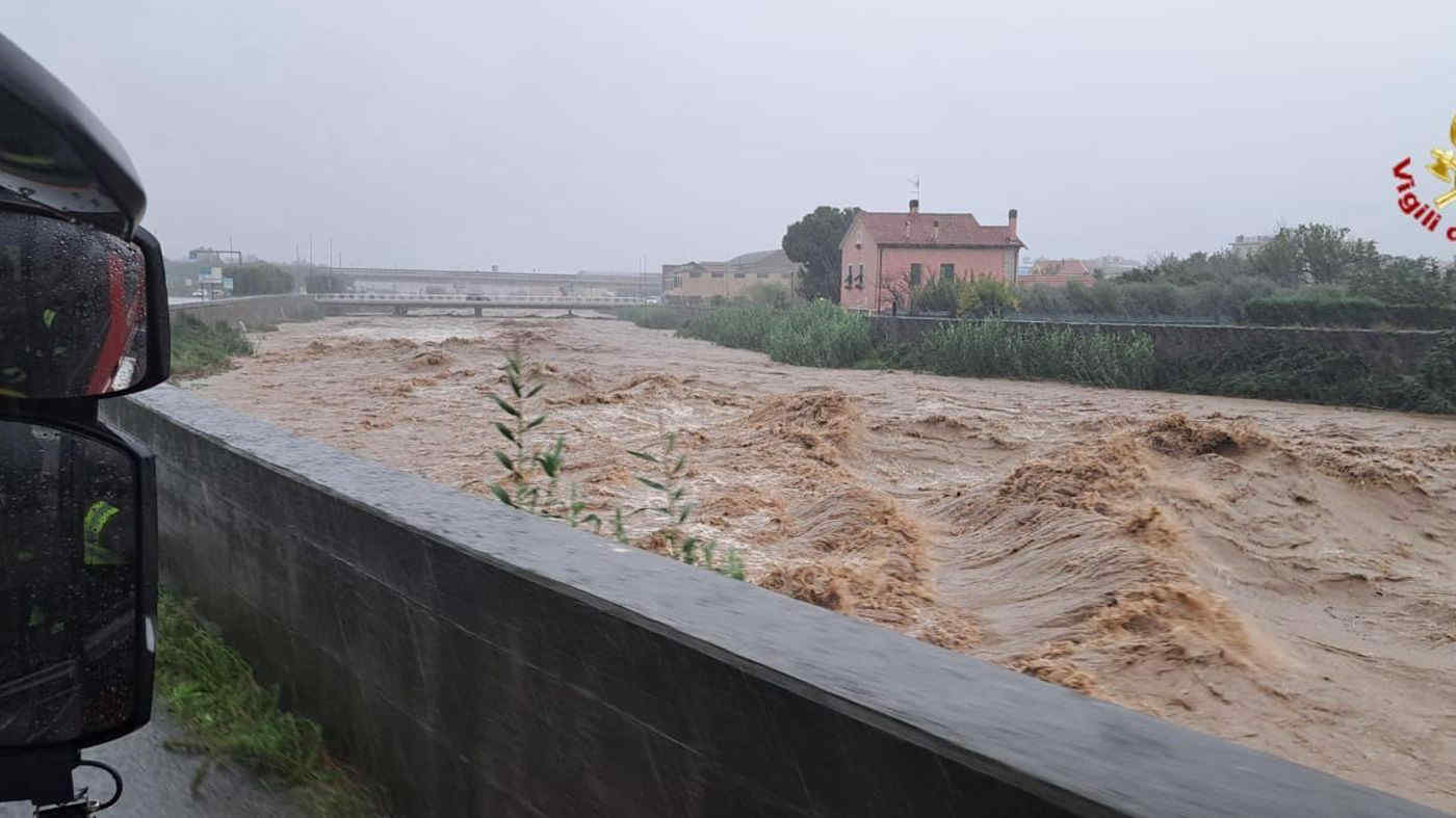 Maltempo Liguria, allagamenti e fiumi esondati. Strade, treni e voli in tilt, scuole chiuse: le ultime news