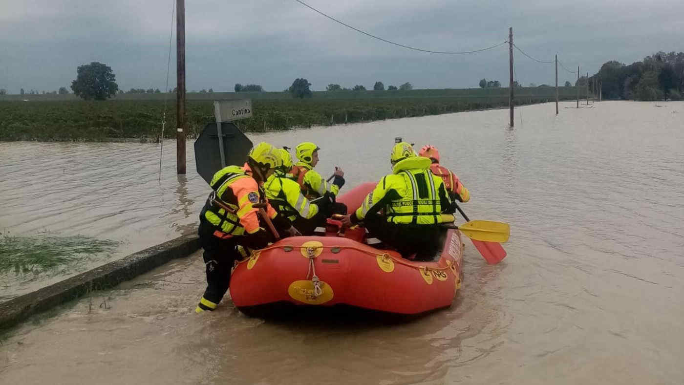 Maltempo Emilia Romagna, “slavina d’acqua” a Bologna: un morto, centinaia di sfollati. I video