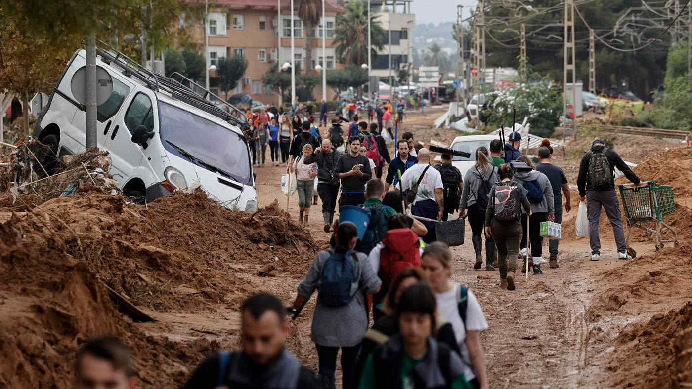 Alluvioni Spagna, almeno 205 morti. La Dana fa ancora paura: nuova allerta massima | FOTO e VIDEO