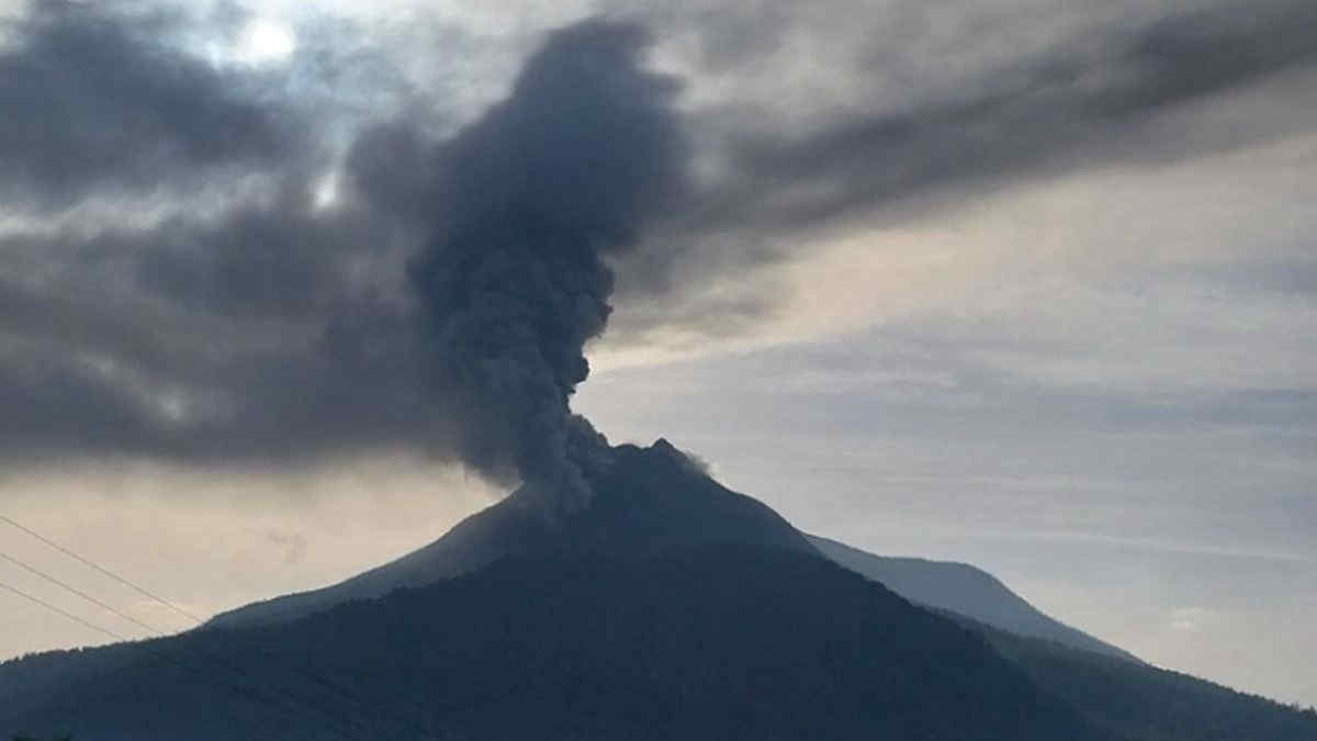 Indonesia, erutta il vulcano Lewotobi Laki-Laki: morti e villaggi distrutti - VIDEO