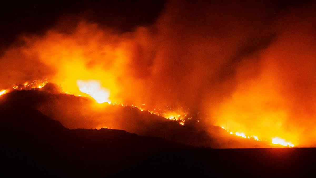 California: vento forte e incendi, migliaia di evacuati - Foto e video