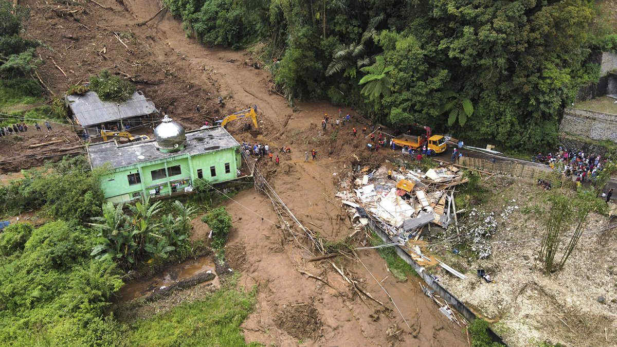 Maltempo in Indonesia, frane e inondazioni a Sumatra: il bilancio delle vittime - Video