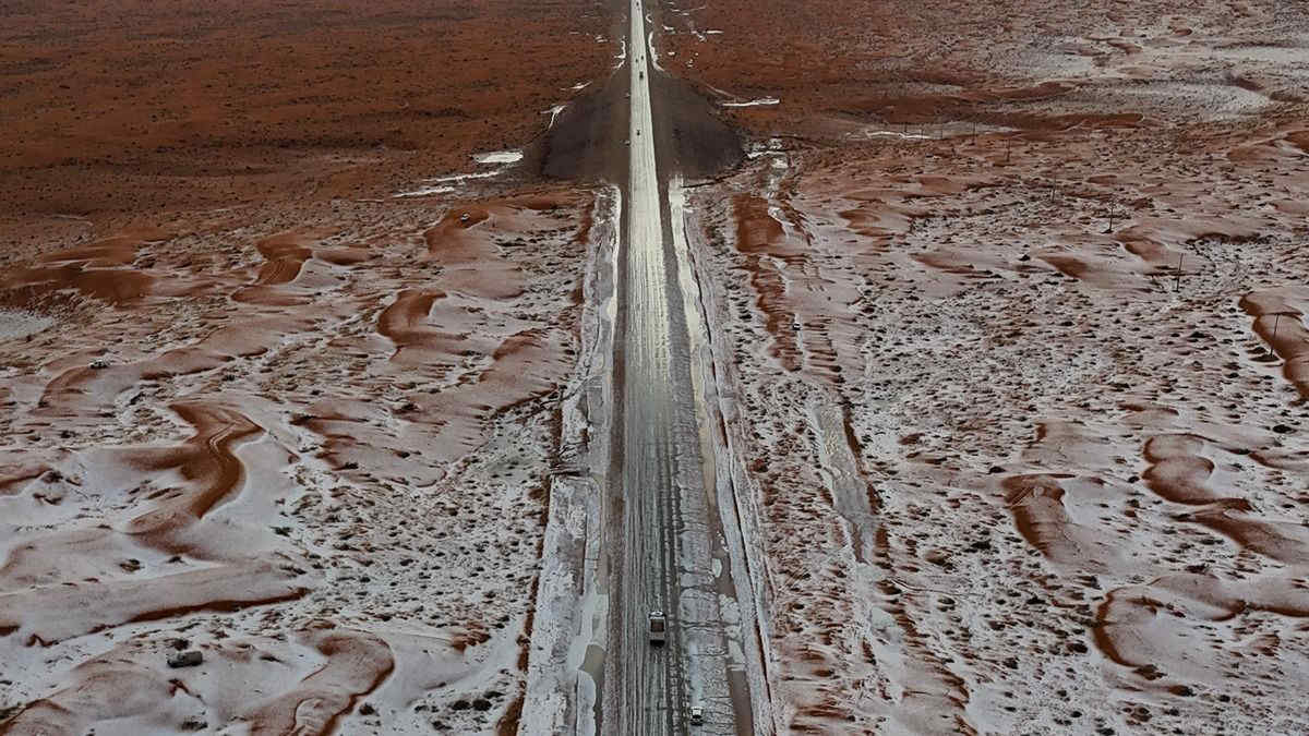 Arabia Saudita, deserto imbiancato per una tempesta di grandine