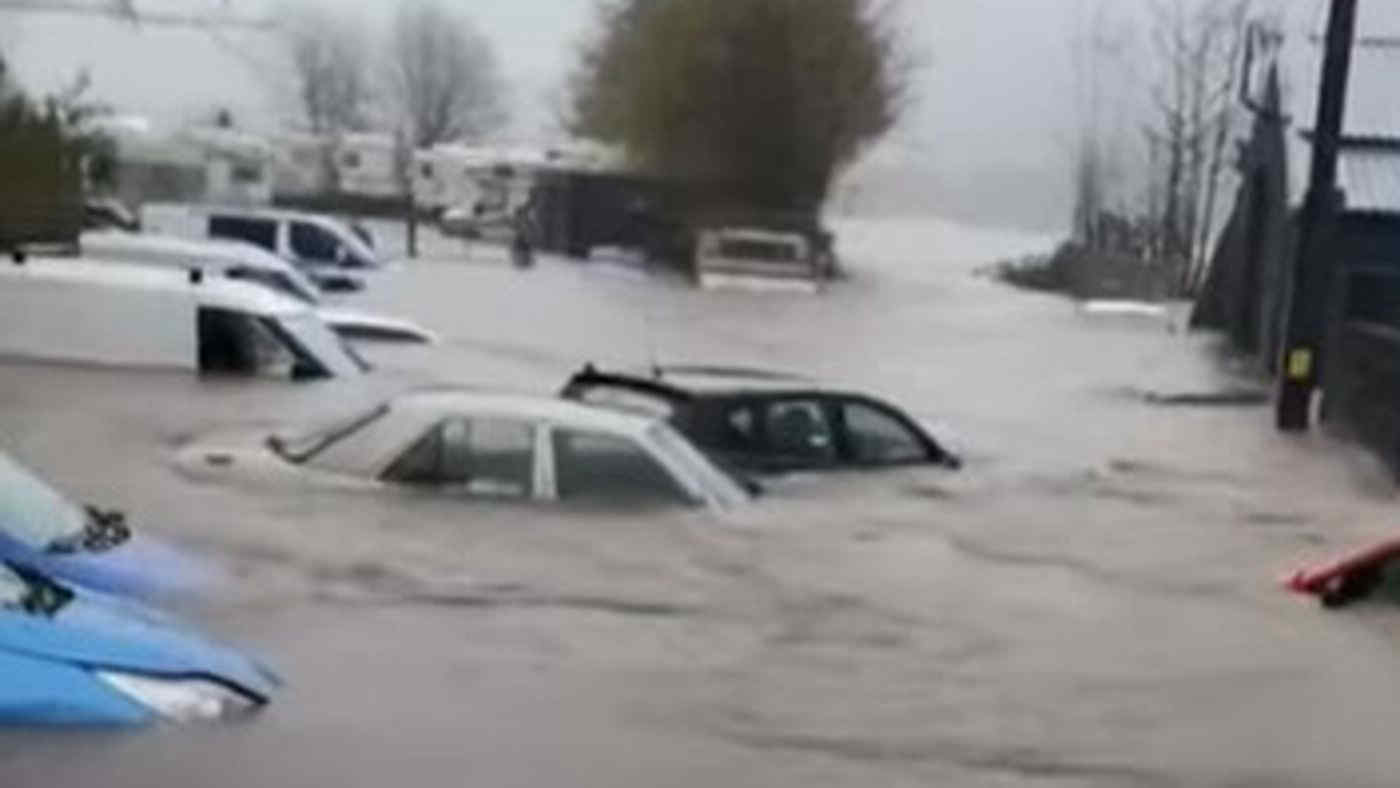 Maltempo in Galles: inondazioni e vittime, le ultime news | Video e foto