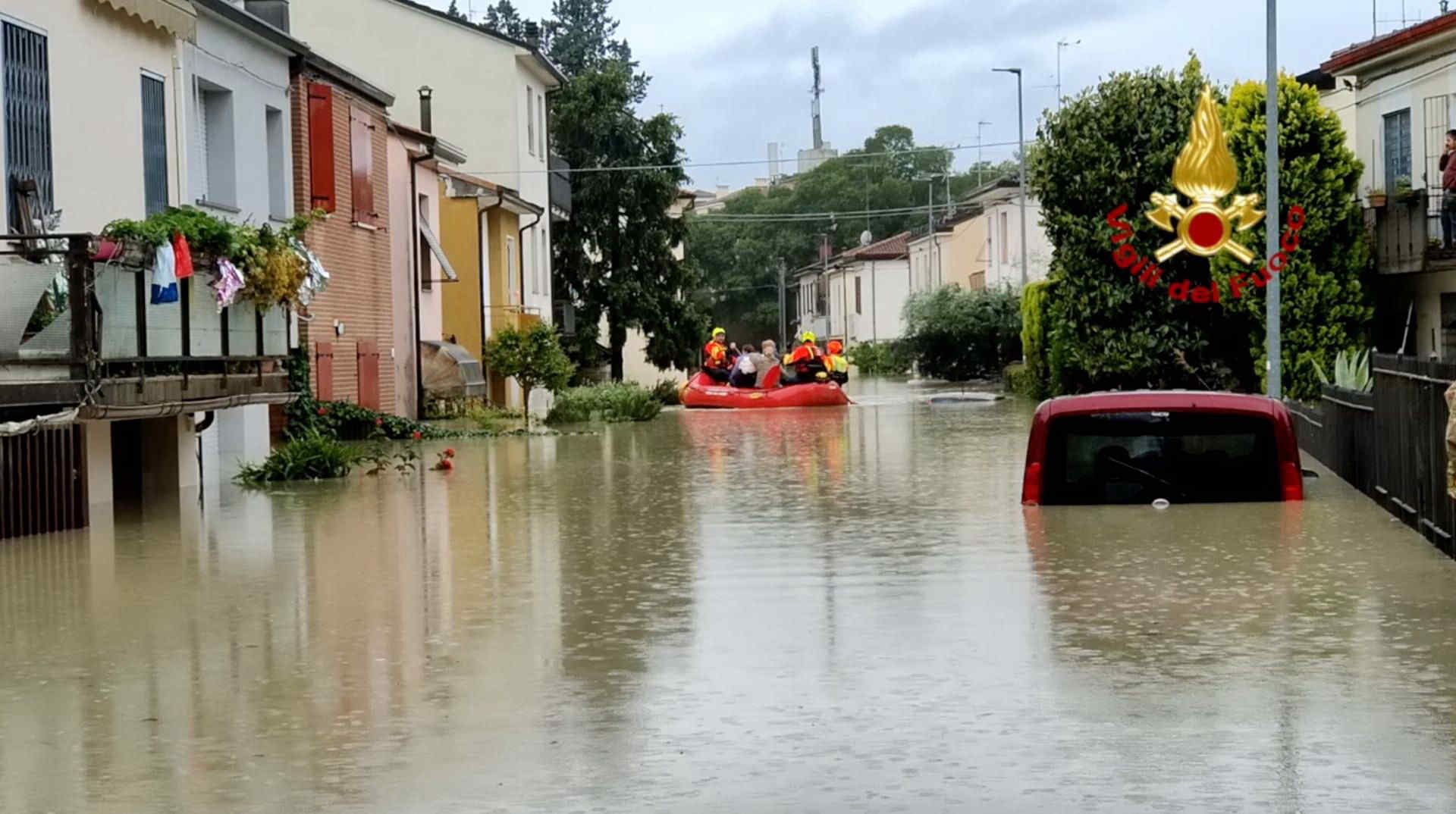 Maltempo Toscana: pioggia, mareggiate e vento forte con onde alte fino a 7 metri. A Livorno stop a traghetti e rami ed alberi caduti