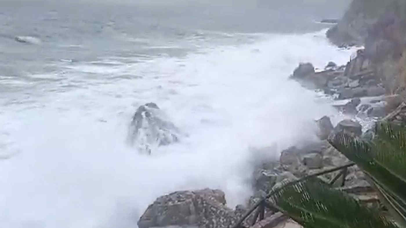 Maltempo a Reggio Calabria con pioggia e raffiche di vento: mareggiata a Scilla | VIDEO