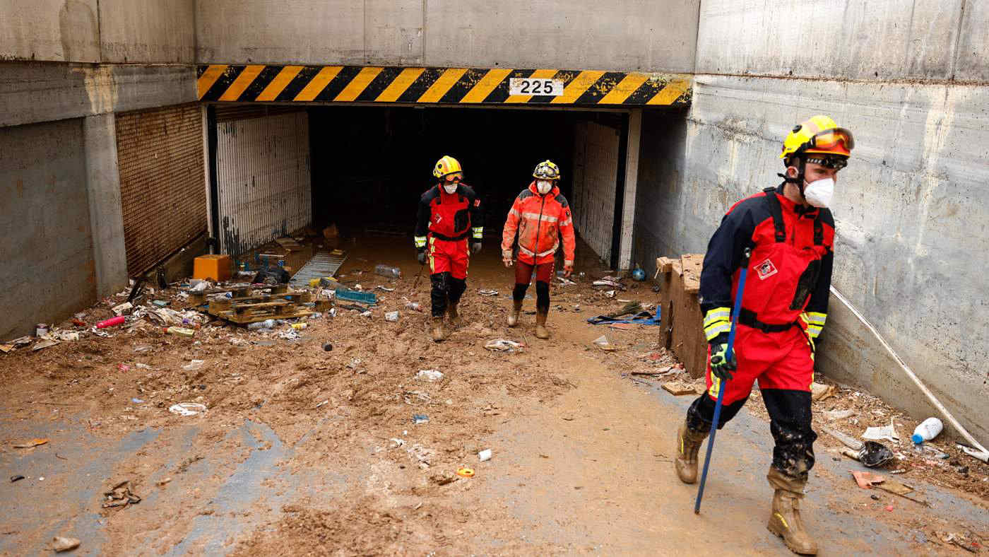 Alluvione in Spagna, la strage della Dana: la rabbia e le speranze dopo la paura per il parcheggio allagato vicino Valencia