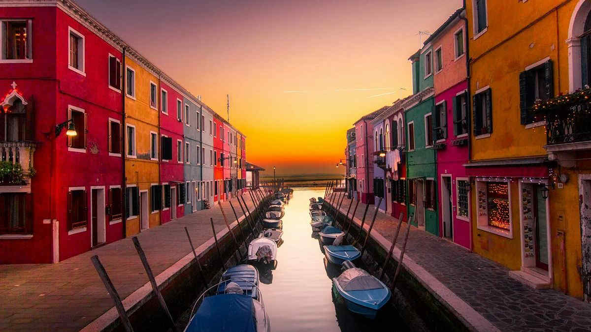 La città più colorata del mondo è in Italia: ecco dove si trova la località con un tripudio di colori